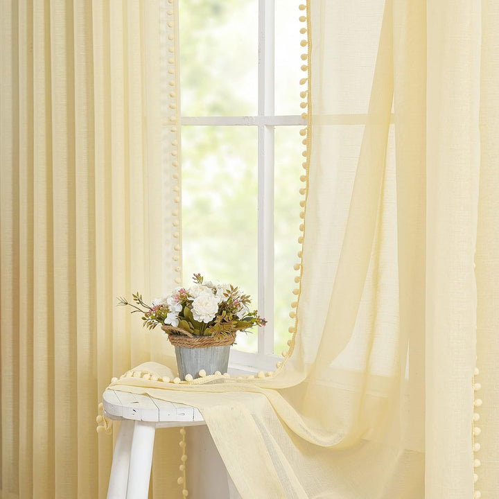 Treatmentex Boho-Gardinen aus transparentem Voile, mit Pompons und Quasten verziert, Ösenvorhang f