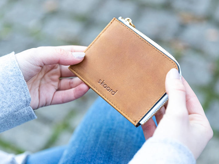 skaard Kleine Damen Geldbörse aus Leder, Braun/Hellblau mit RFID-Schutz Braun / Eisblau, Braun / Eis