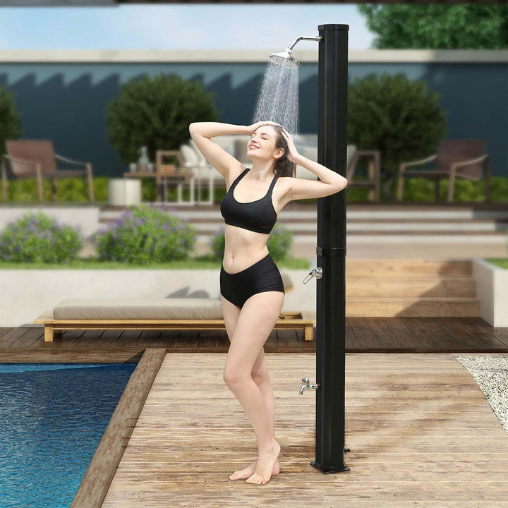 Strattore Solardusche für Garten in schwarz, 35 Liter, 217cm, warmes Wasser bis 60° C, mit Fussdusch