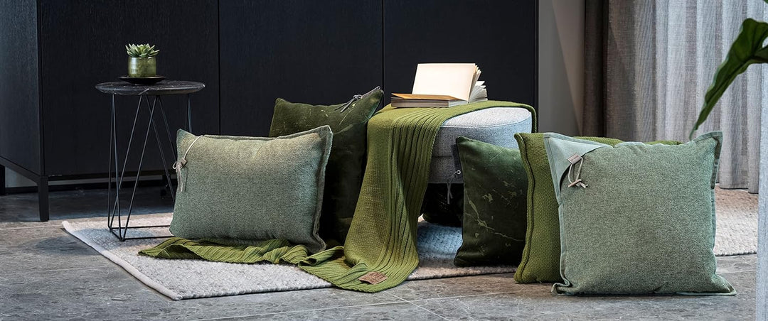 KNIT FACTORY - Hope Kissen - Modernes Dekokissen mit feinmaschigen Struktur - Couchkissen mit Füllun