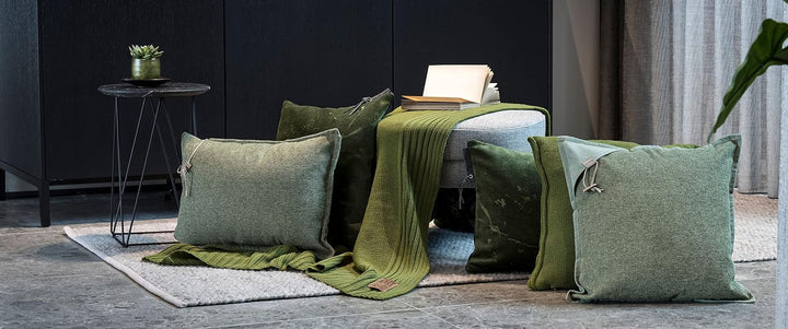 KNIT FACTORY - Hope Kissen - Modernes Dekokissen mit feinmaschigen Struktur - Couchkissen mit Füllun