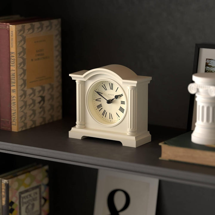 JONES CLOCKS® Kensington Kaminuhr | Klassische Uhr mit gewölbtem Oberteil | Cremefarben | Stilvoll &