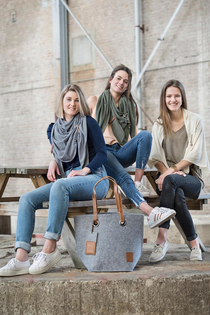 KNIT FACTORY - Lola Dreieckstuch - Fein Gestrickter Damen Schal - Tuch Schal - Für Frühling und Somm