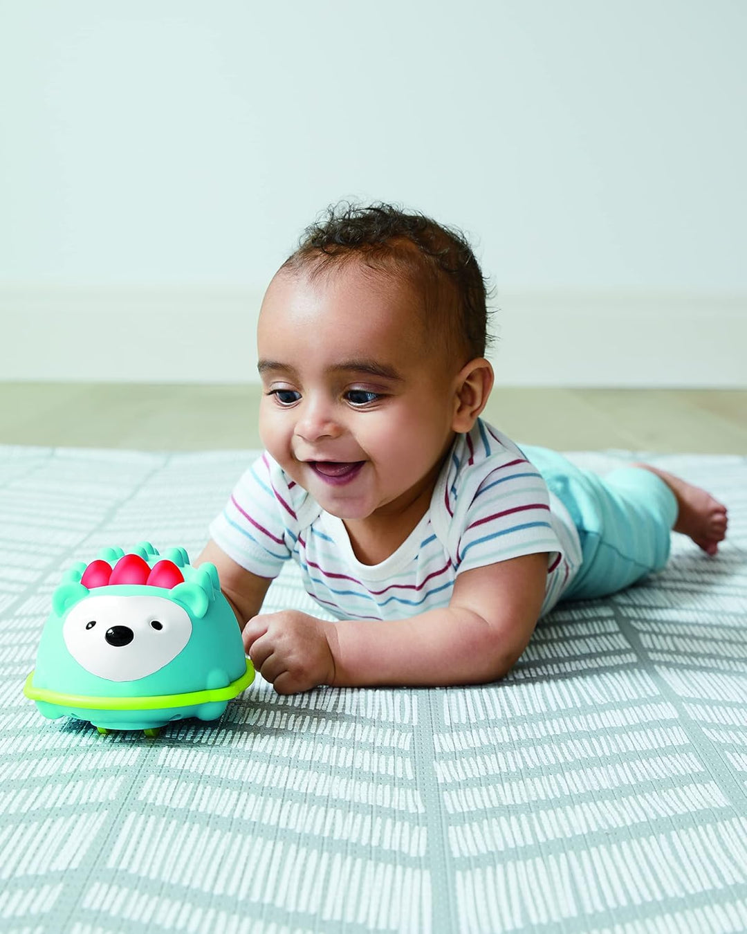 Skip Hop Explore and More Krabbelspielzeug Igel zum Krabbeln Lernen mit Licht und Musik, ab 5 Monate