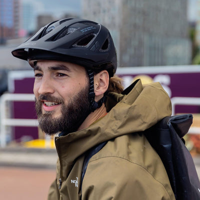 ABUS Stadthelm Urban-I 3.0 - Fahrradhelm mit Rücklicht, Schirm und Magnetverschluss - für Damen und