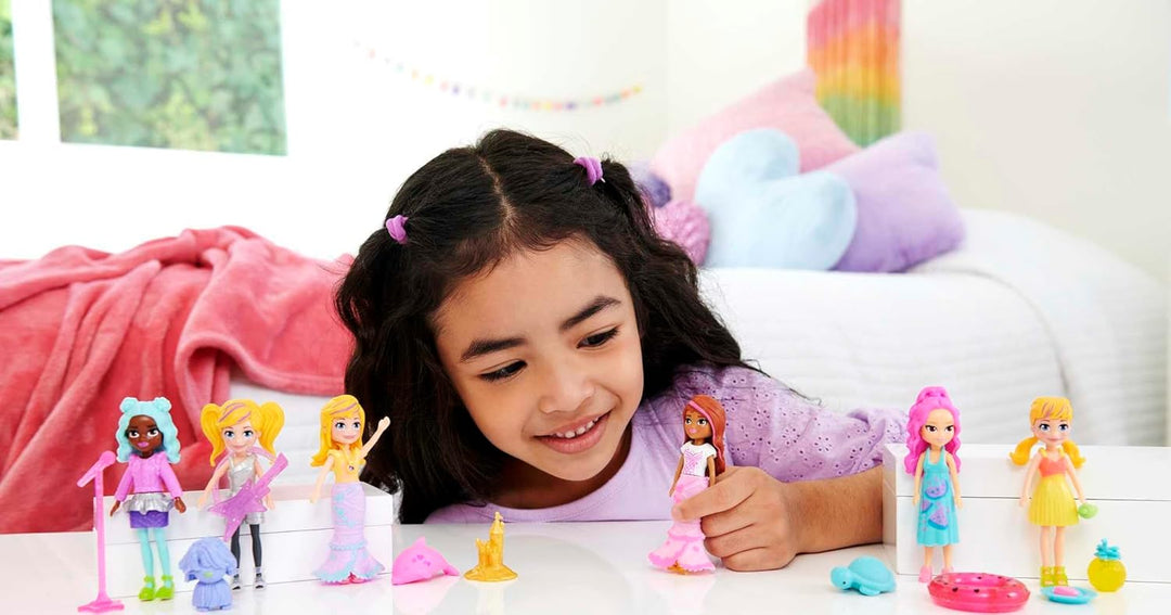 Polly Pocket Reisespielzeug mit zwei 7,5 cm Puppen und 25 Accessoires, Modepaket für den Aussenberei