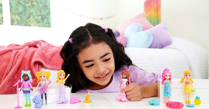 Polly Pocket Reisespielzeug mit zwei 7,5 cm Puppen und 25 Accessoires, Modepaket für den Aussenberei