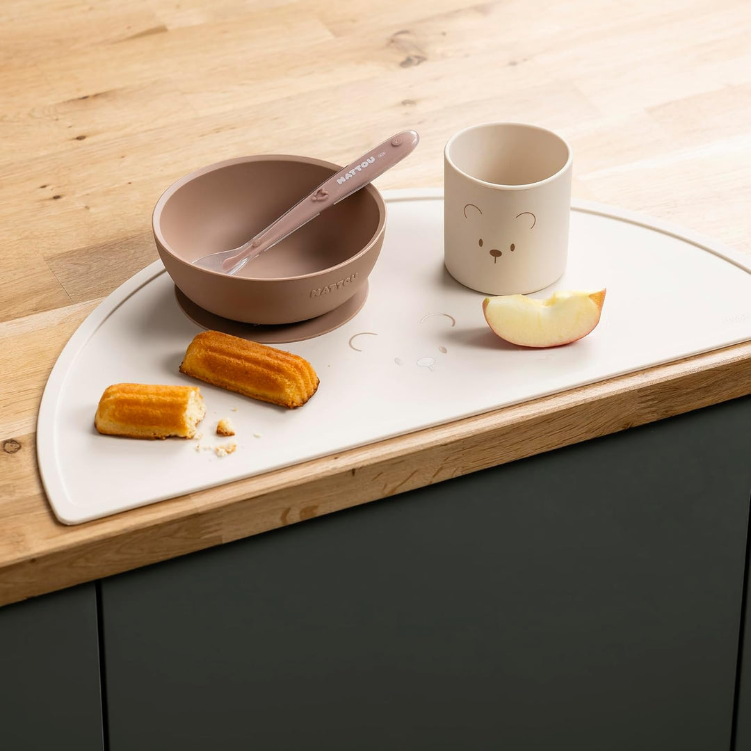 Nattou Silikon-Geschirr für Kinder, 4-tlg., 1 Löffel, 1 Schale mit Deckel, 1 Trinkbecher, 1 Tischset