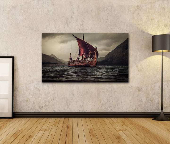 islandburner Bild auf Leinwand Gruppe Von Wikingern Auf Dem Meer Auf Drakkar Mit Bergen Im Hintergru