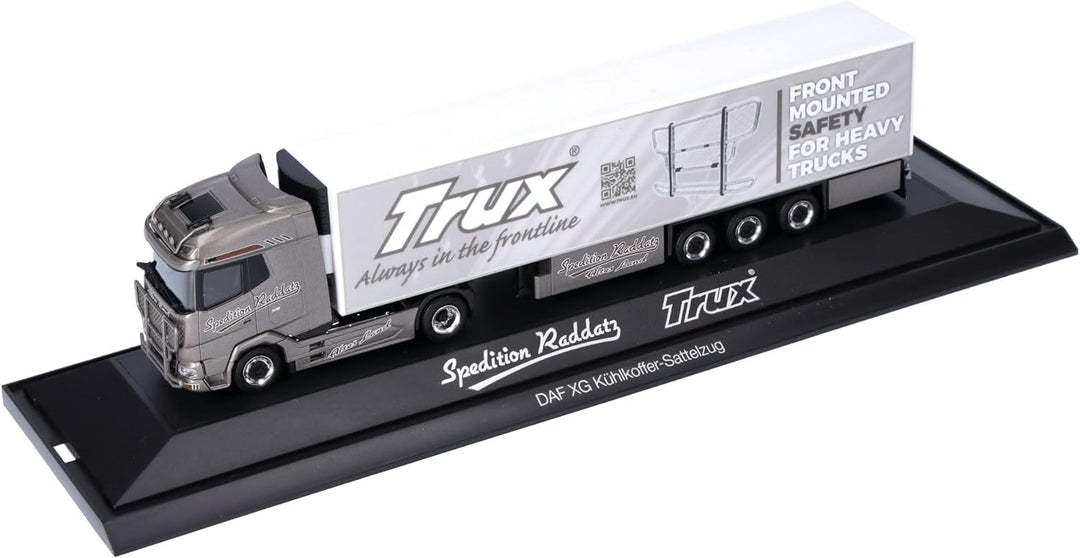 Herpa LKW Modell DAF XG Kühlkoffer-Sattelzug Sven Raddatz/TRUX (Niedersachsen/Jork), Miniatur im Mas