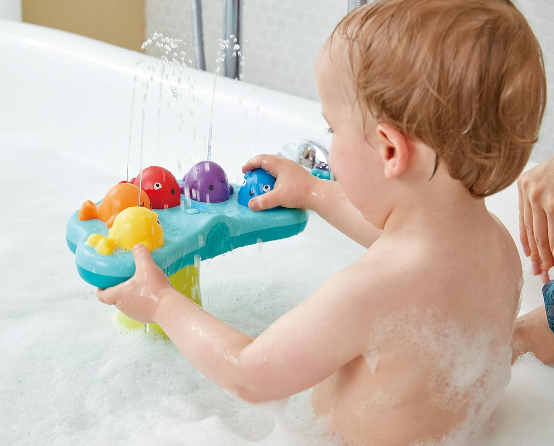Hape Badespielzeug Musikalische Wale - mit 5 Melodien und Wasserfontänen, Badespielzeug mit Musik un