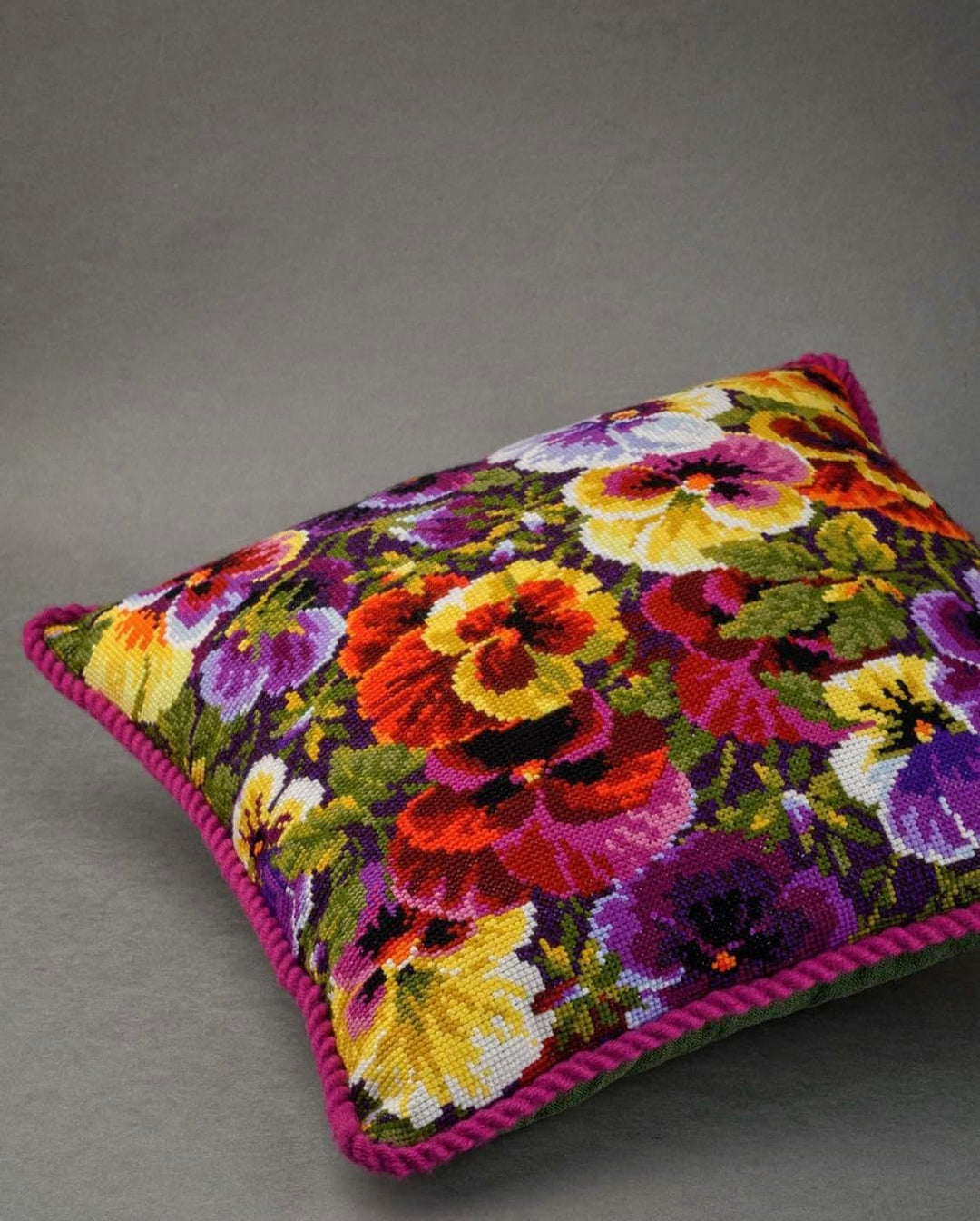 Riolis Kreuzstich Kissen Set Königliche Stiefmütterchen, Zählmuster, 40x40cm