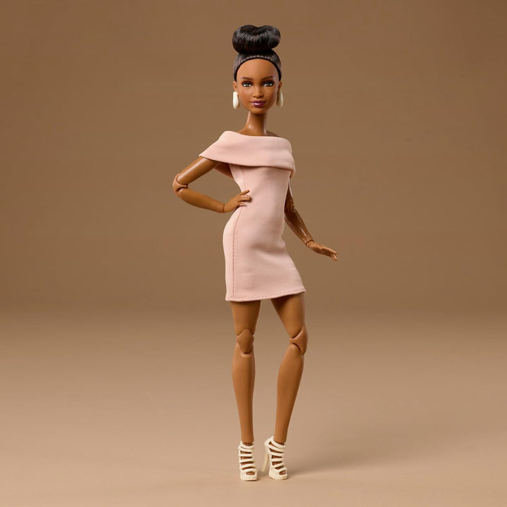 Barbie Basics Model Collector Fashion Doll 08 mit brünetten Haaren in einem braunen Kleid und Riemch