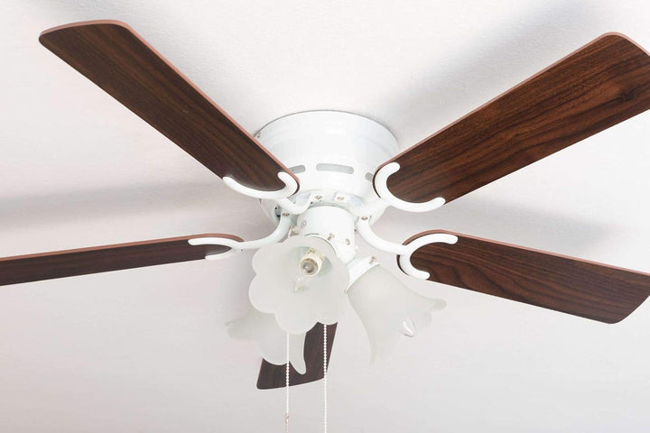 Pepeo - Kisa Deckenventilator mit Beleuchtung | Ventilator mit Zugschalter in Weiss mit Wendeflügeln