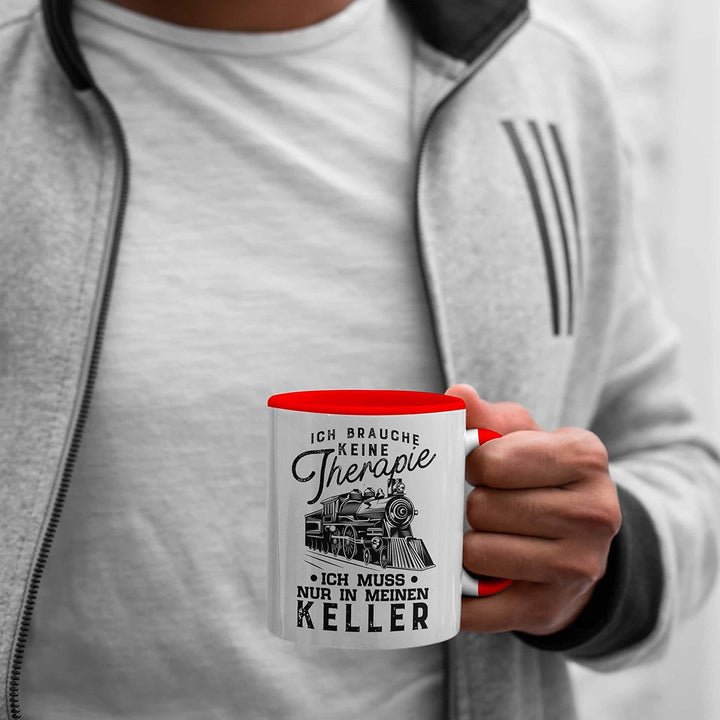 Trendation - Modelleisenbahn Tasse Geschenk für Eisenbahner Spruch Ich Muss In Meinen Keller (Rot),