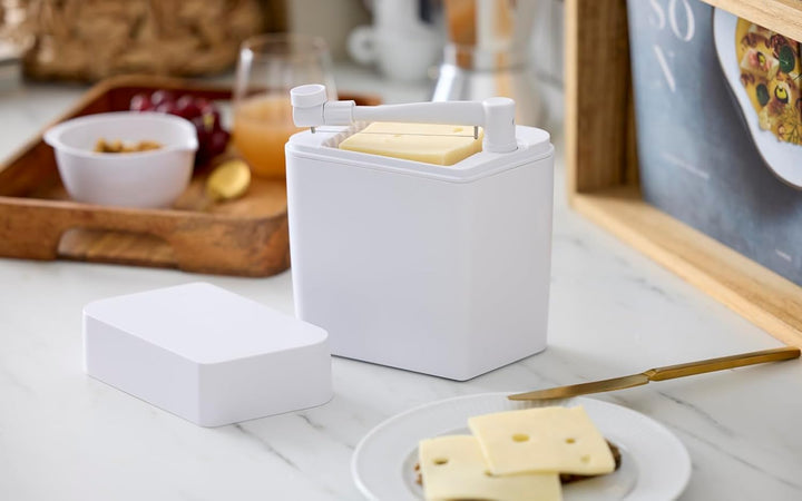 Rosti Classic Käsebox mit Deckel und integriertem Käseschneider, Käseaufbewahrungs Box für Kühlschra