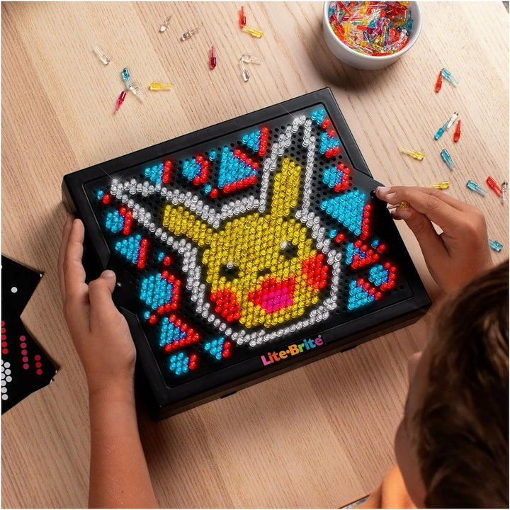 Basic Fun Lite-Brite Pokemon LED-Zeichenbrett mit Farben, beleuchtetes Spielzeug für Kinder