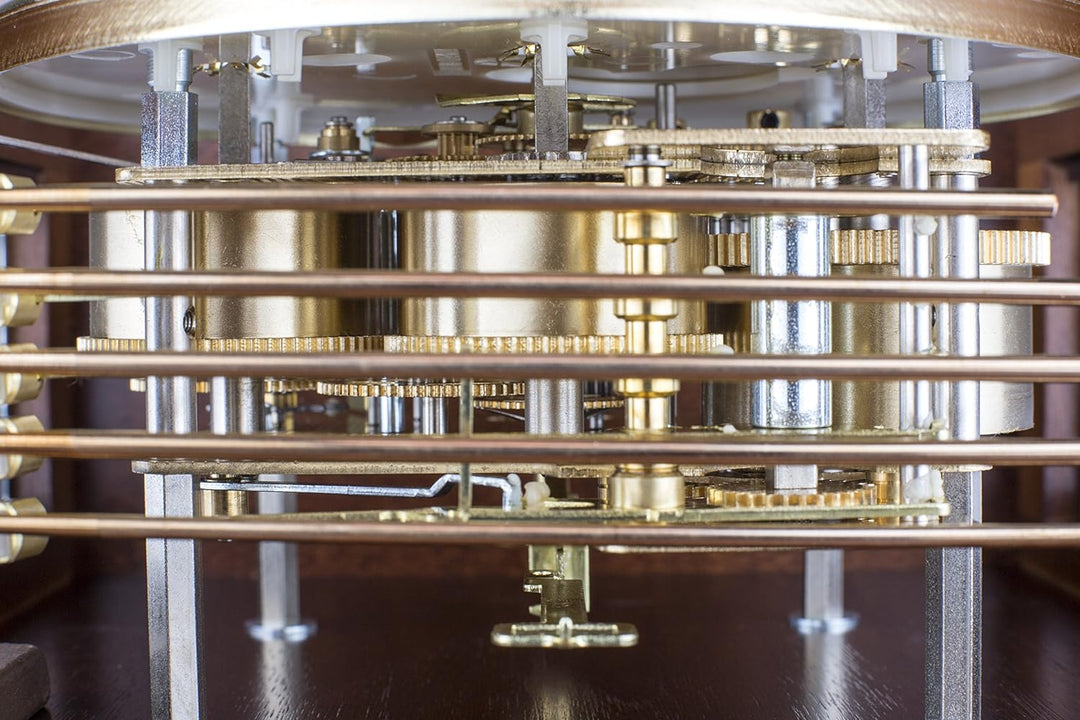 Hermle 70989-030141 Progressistische Wanduhr 1 2 Std. Schlag, Nussbaum 57cm x 22,5cm x 13 cm 57cm x