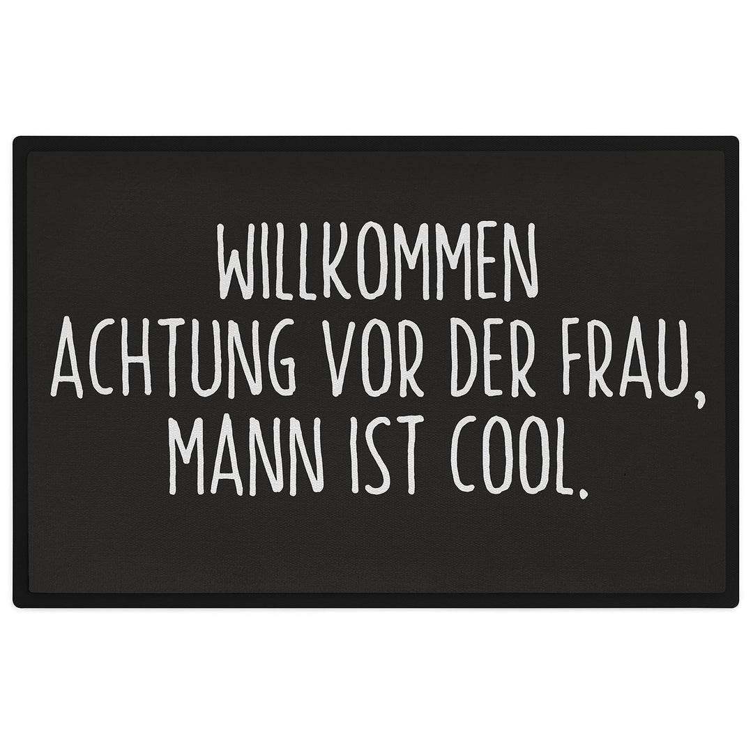 Trendation - Willkommen Fussmatte Lustig mit Spruch Geschenk Achtung Vor Der Frau Mann Ist Cool