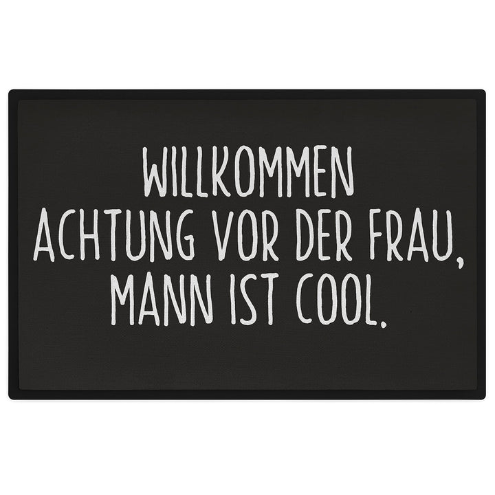 Trendation - Willkommen Fussmatte Lustig mit Spruch Geschenk Achtung Vor Der Frau Mann Ist Cool