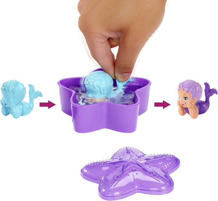Barbie HCC97 - Color Reveal Meerjungfrauen-Baby-Puppe, 5 Überraschungen: Metallisch Blaue Puppe; See