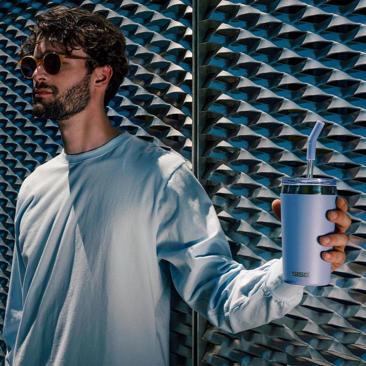SIGG - Isolierbecher - Travel Mug Helia - Mit wiederverwendbarem Glastrinkhalm & Reinigungsbürste -