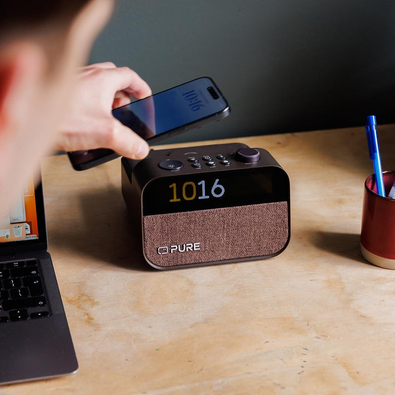 Pure Moment Charge – Radiowecker mit Wireless-Ladepad, DAB+/FM, Bluetooth, natürlichen Klängen, Whit