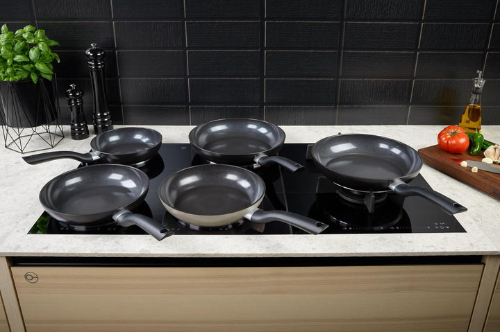 Fissler Pfannen-Set 2-teilig 24 + 28 cm Essential Black – Aluminiumpfannen beschichtet, Keramik, Ind