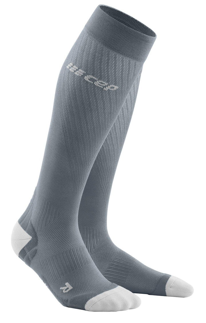 CEP – ULTRALIGHT COMPRESSION SOCKS REDESIGN für Damen | Leichte Laufsocken mit Kompression in hellg