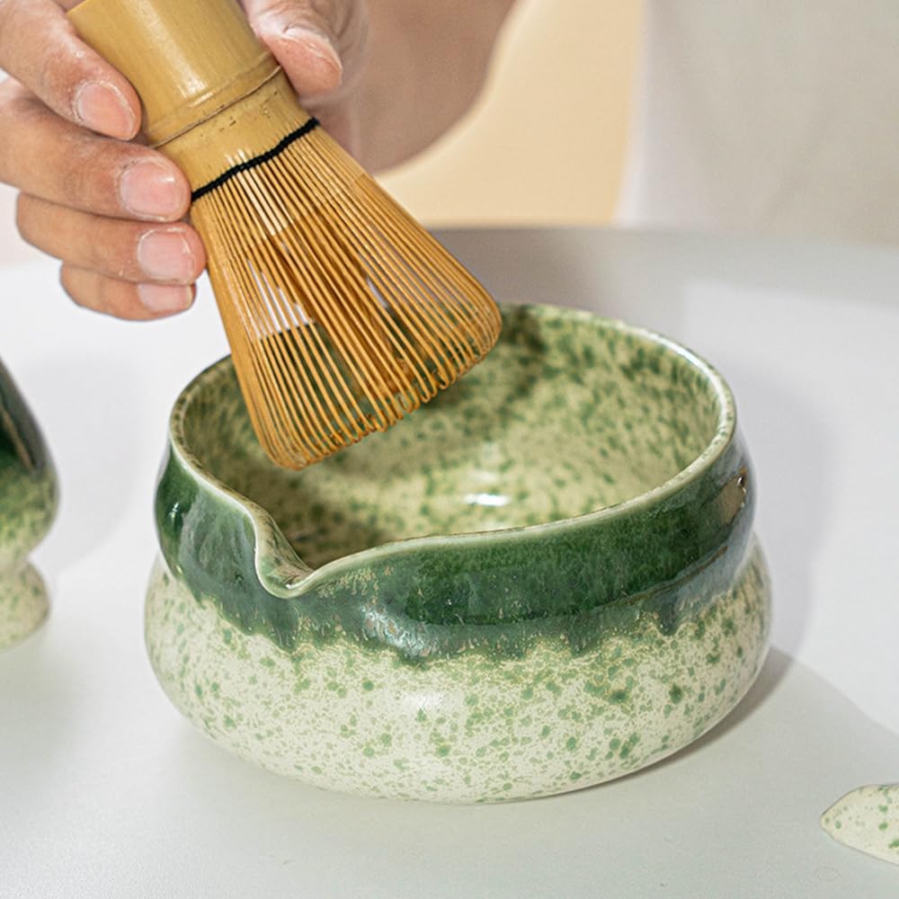 Matcha-Schale aus Keramik mit Ausgiesser, traditionell handgefertigte grosse bauchige glasierte Porz