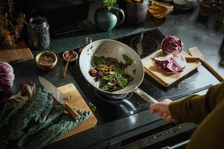 Fiskars Norden Steel Wok, Ø 28 cm, Für alle Kochfelder geeignet, Mit Antihaftbeschichtung, Edelstahl