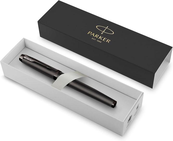 Parker IM Monochrome Füller | Oberfläche und Zierteile in Dunkelgrau-Metallic | Füllfederhalter mit