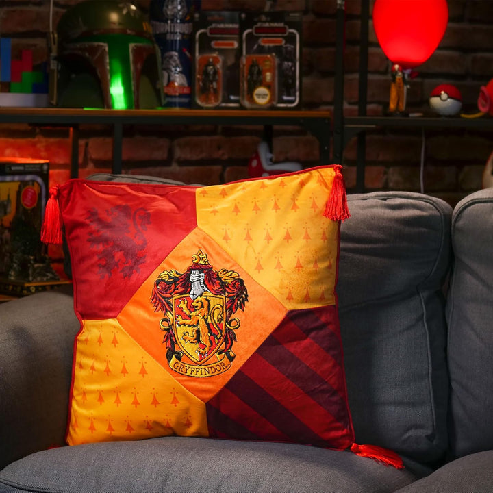 Elbenwald Harry Potter Kissen mit Quasten im Gryffindor Design mit gesticktem Wappenpatch in den Hau