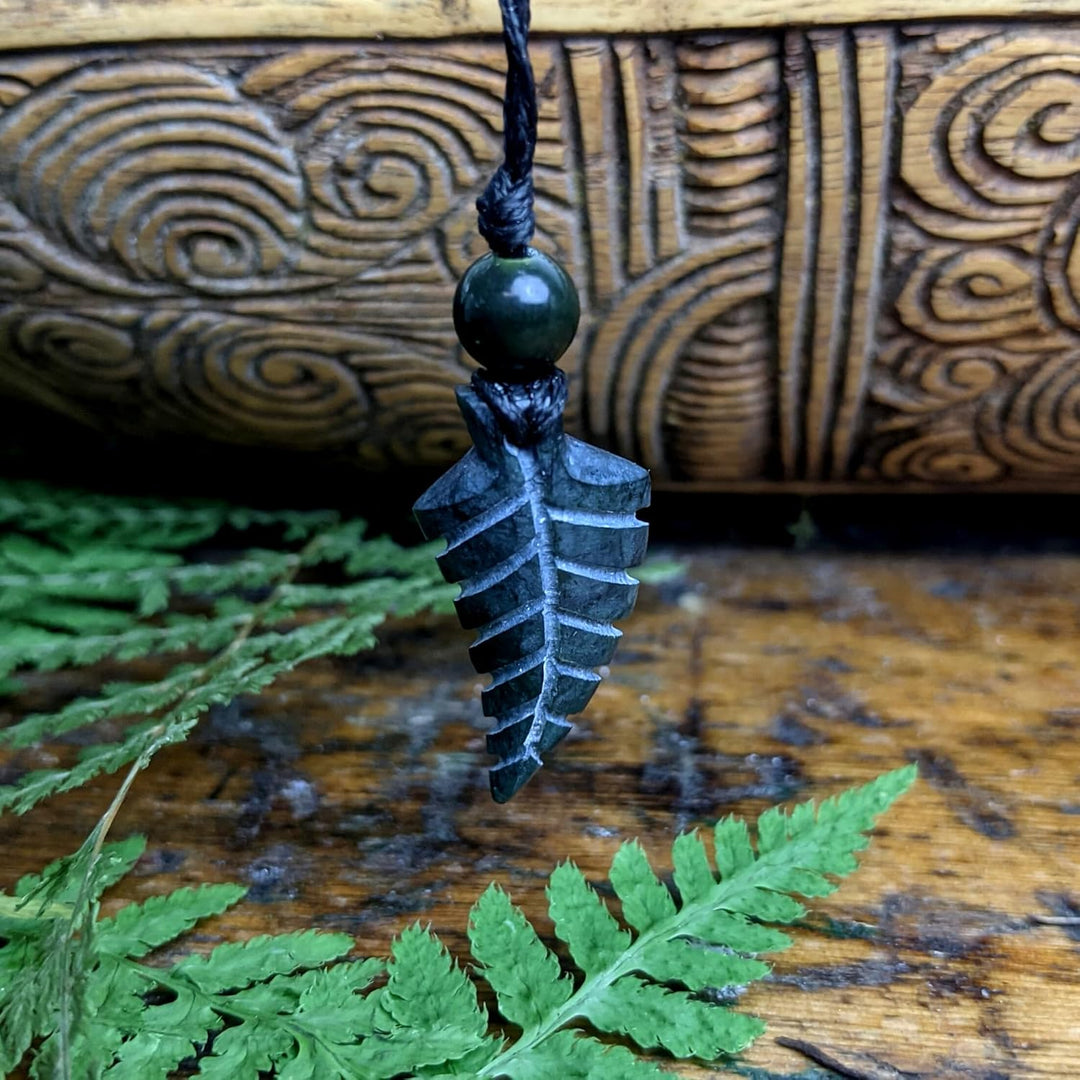 81stgeneration Anhänger Halskette Farn Handgeschnitzte Schwarze Nephrit-Jade für Damen und Herren