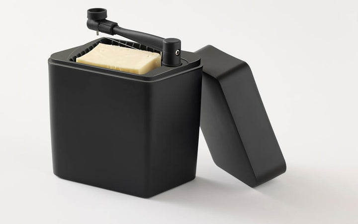 Rosti Classic Käsebox mit Deckel und integriertem Käseschneider, Käseaufbewahrungs Box für Kühlschra