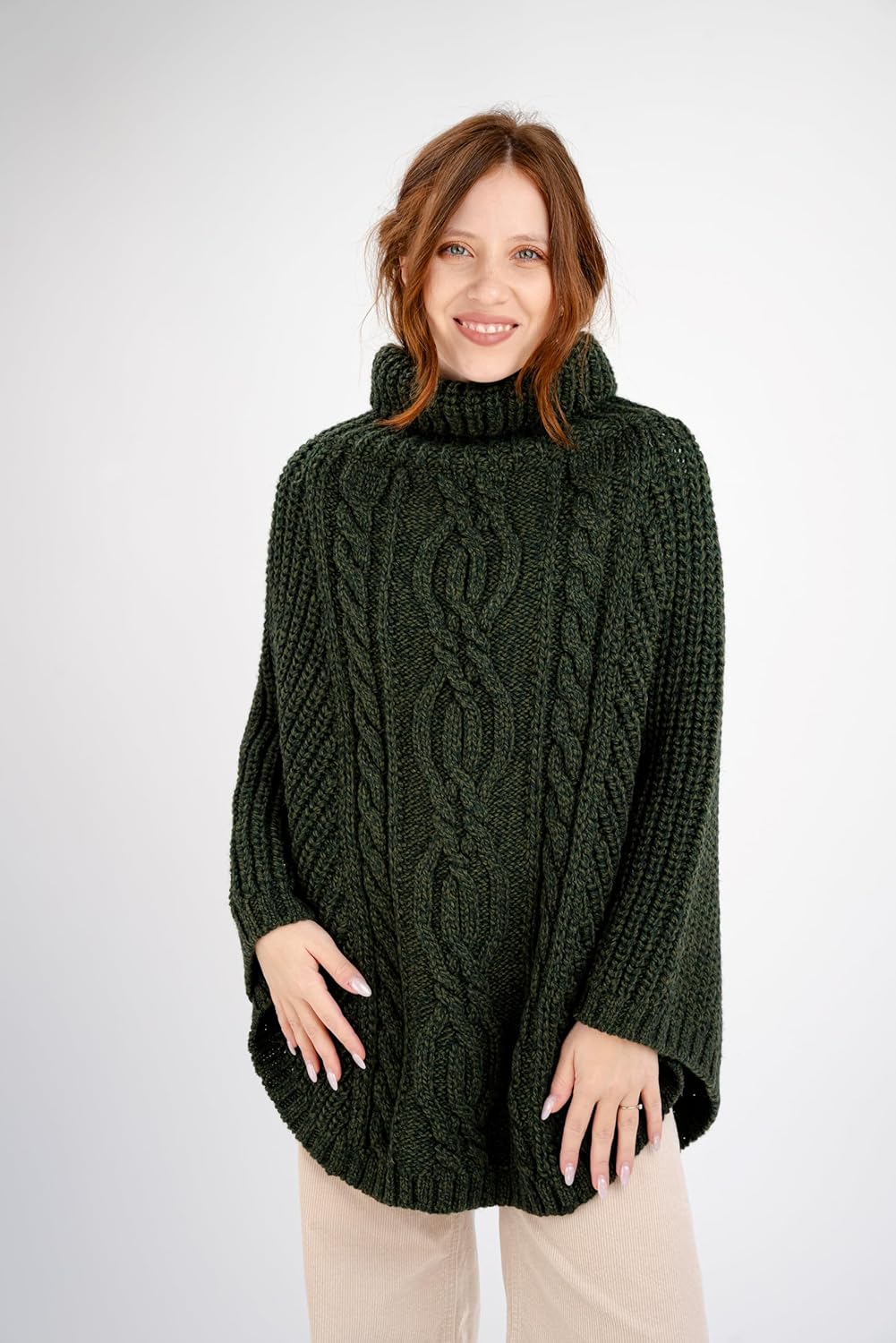 SAOL Damen Strickjacke aus 100% Merinowolle Zopfmuster Irische Aran Poncho Einheitsgrösse Armeegrün,