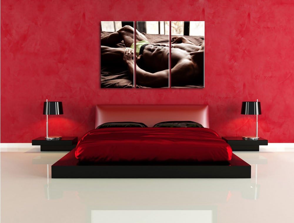 Pixxprint Muskulöser Mann im Bett als Leinwandbild | Grösse: 3 Teilig (120x80) | Wandbild| Kunstdruc