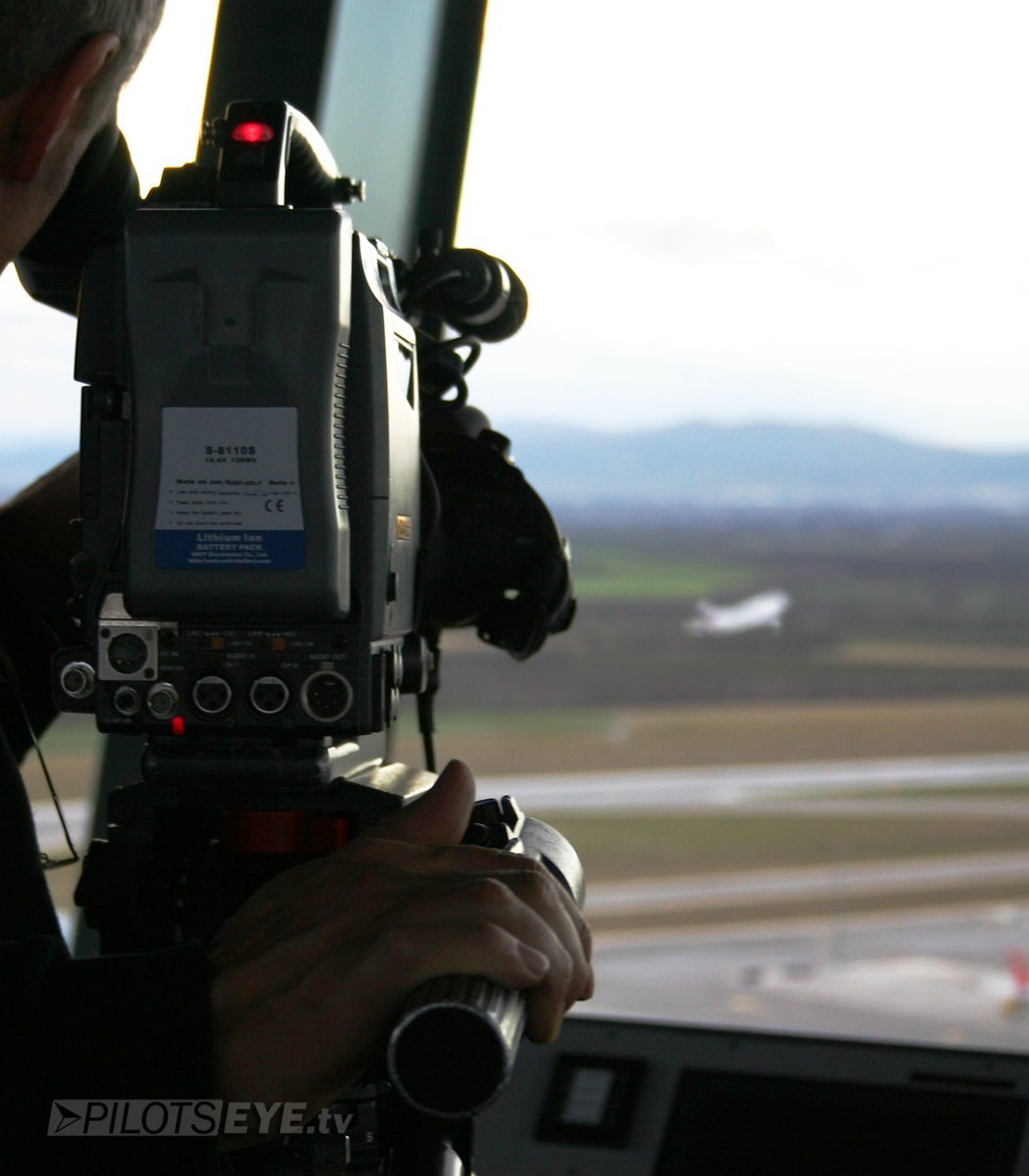 PilotsEYE.tv | TOKIO | Cockpitmitflug B777 | AUSTRIAN | "Runway Chicken" | Bonus: Tokio Tower, Blu-r