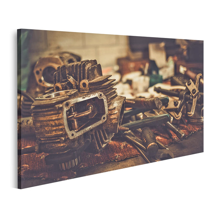 Bild auf Leinwand EIN Teil Der Motorrad Motor Auf Einem Tisch In Der Werkstatt Wandbild Poster Kunst