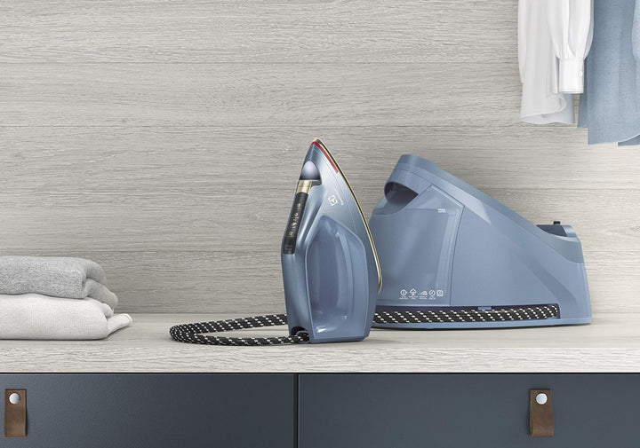 Electrolux 910 013 384 E8ST1-6DBM Renew 800 Bügeleisen mit Dampfstation, Stahl, Metallic Blau, Metal