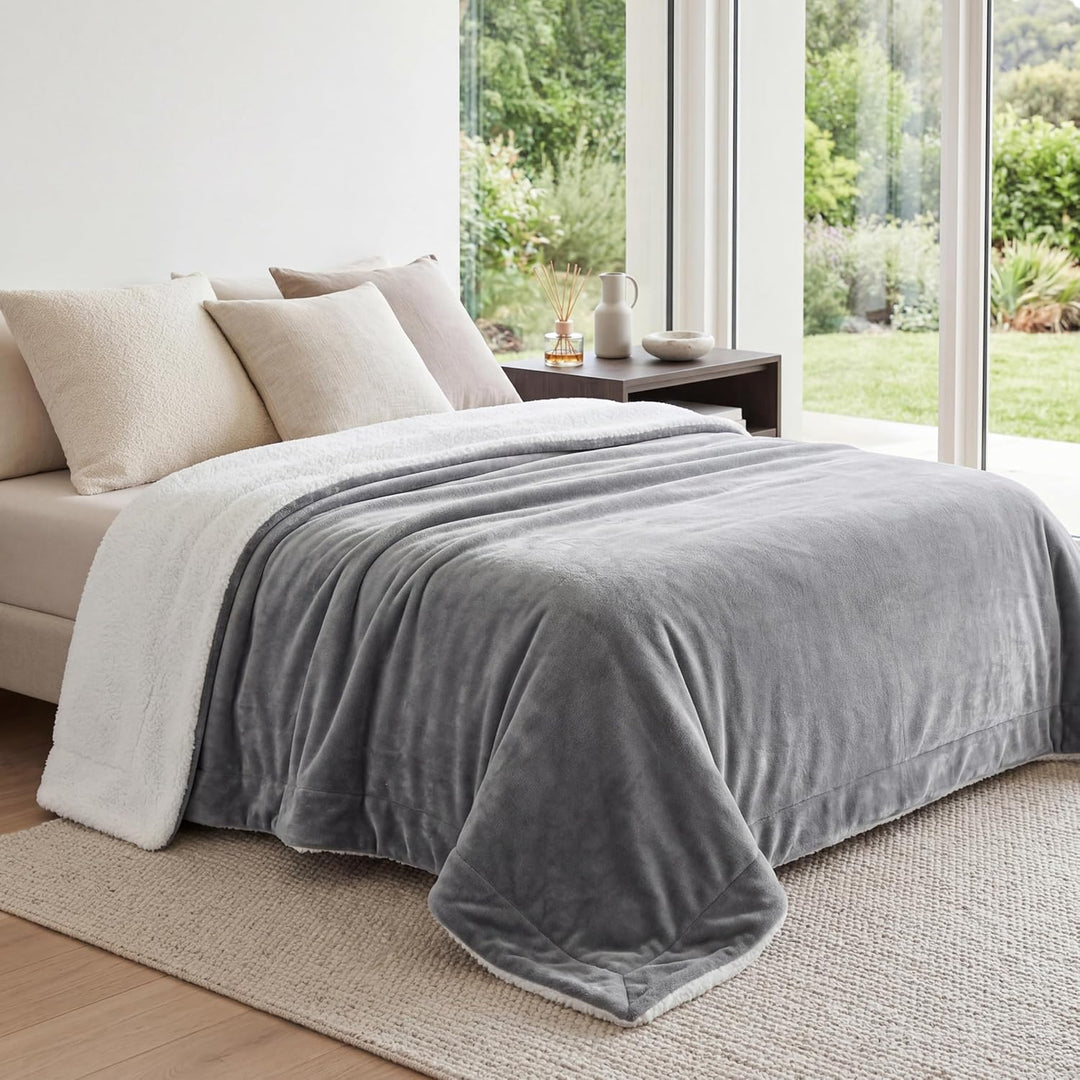 BEDSURE Decke Sofa Kuscheldecke Grau - warm Sherpa Sofaüberwurf Decke gross, Dicke Sofadecke Couchde