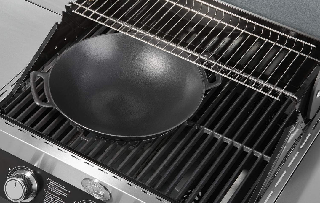 RÖSLE VARIO Wok, Hochwertiger Wok aus emailliertem Gusseisen zum scharfen Anbraten & Abdeckhaube BBQ