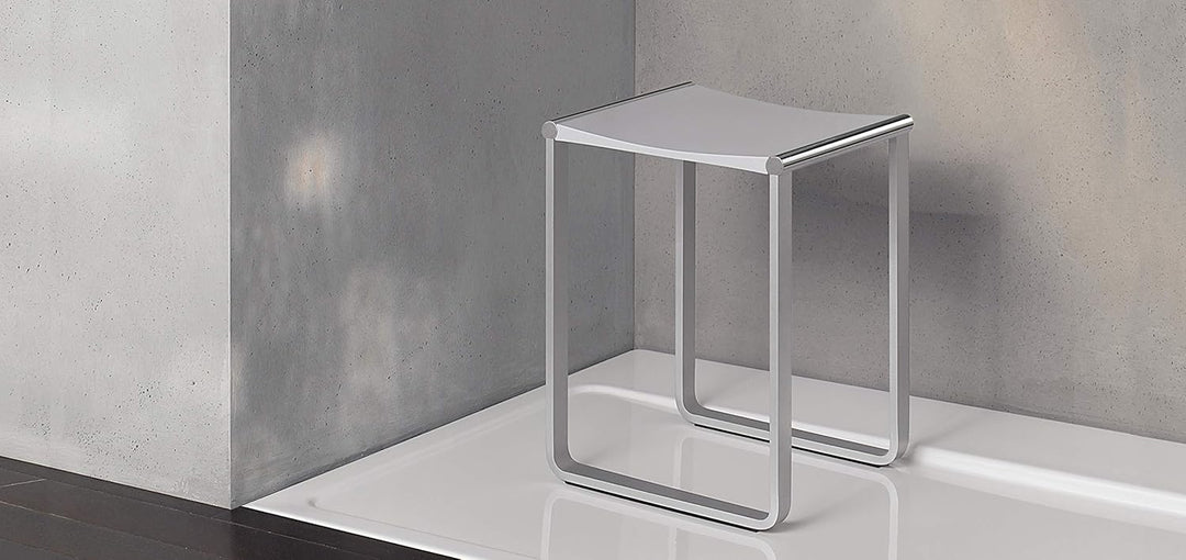 Keuco Plan Duschhocker, belastbar bis 100 kg, Aluminium verchromt, Sitzfläche aus Kunststoff weiss,