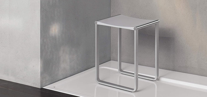 Keuco Plan Duschhocker, belastbar bis 100 kg, Aluminium verchromt, Sitzfläche aus Kunststoff weiss,
