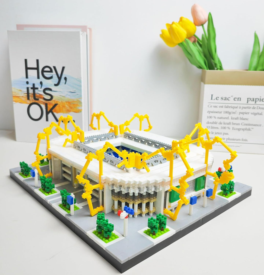 Architekturmodell zum Zusammenbauen mit Miniaturbausteinen. Fussballstadion in Dortmund, Westfalen,