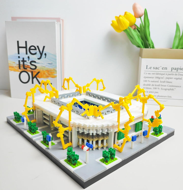 Architekturmodell zum Zusammenbauen mit Miniaturbausteinen. Fussballstadion in Dortmund, Westfalen,