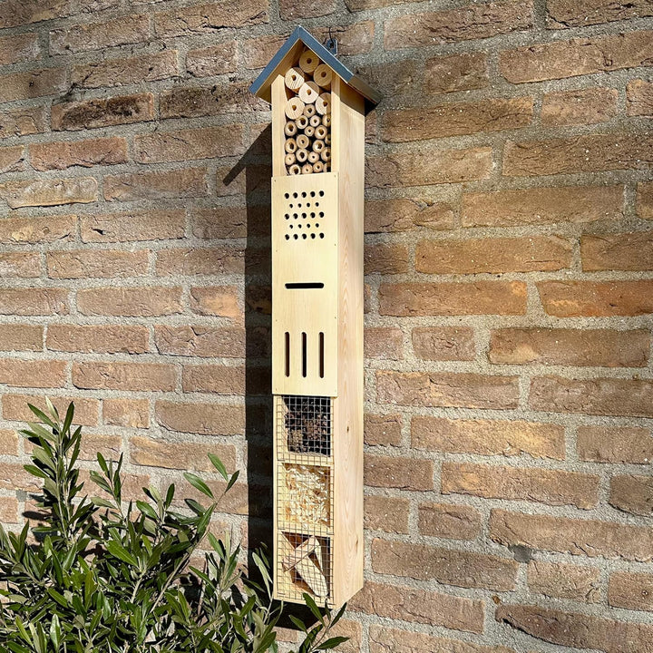 GARTENETAGE Freistehendes Insektenhotel aus Holz mit Erdspiess – Ideal für Wildbienen, Schmetterling