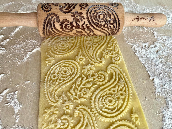 SCHÖNER TAG 3-er SET mit HERZEN, PAISLEY und FRÜHLING Muster. Nudelholz für hausgemachtes Gebäck. Nu
