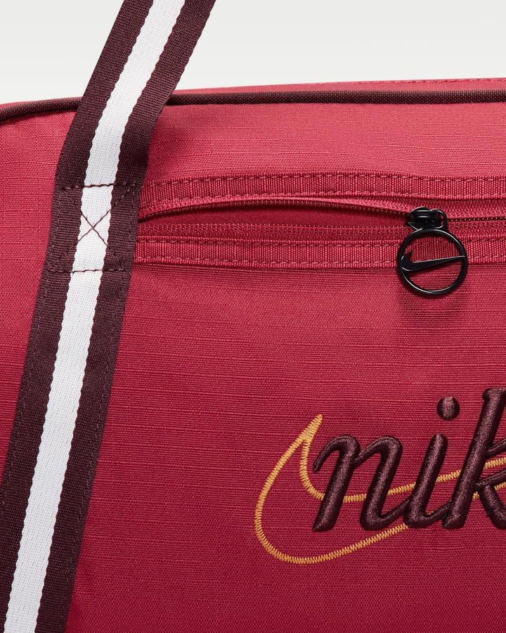 NIKE Damen-Sporttasche W NK Gym Club - Retro, Verstellbarer Schulterriemen, Tough Red/Mystic Dates/M