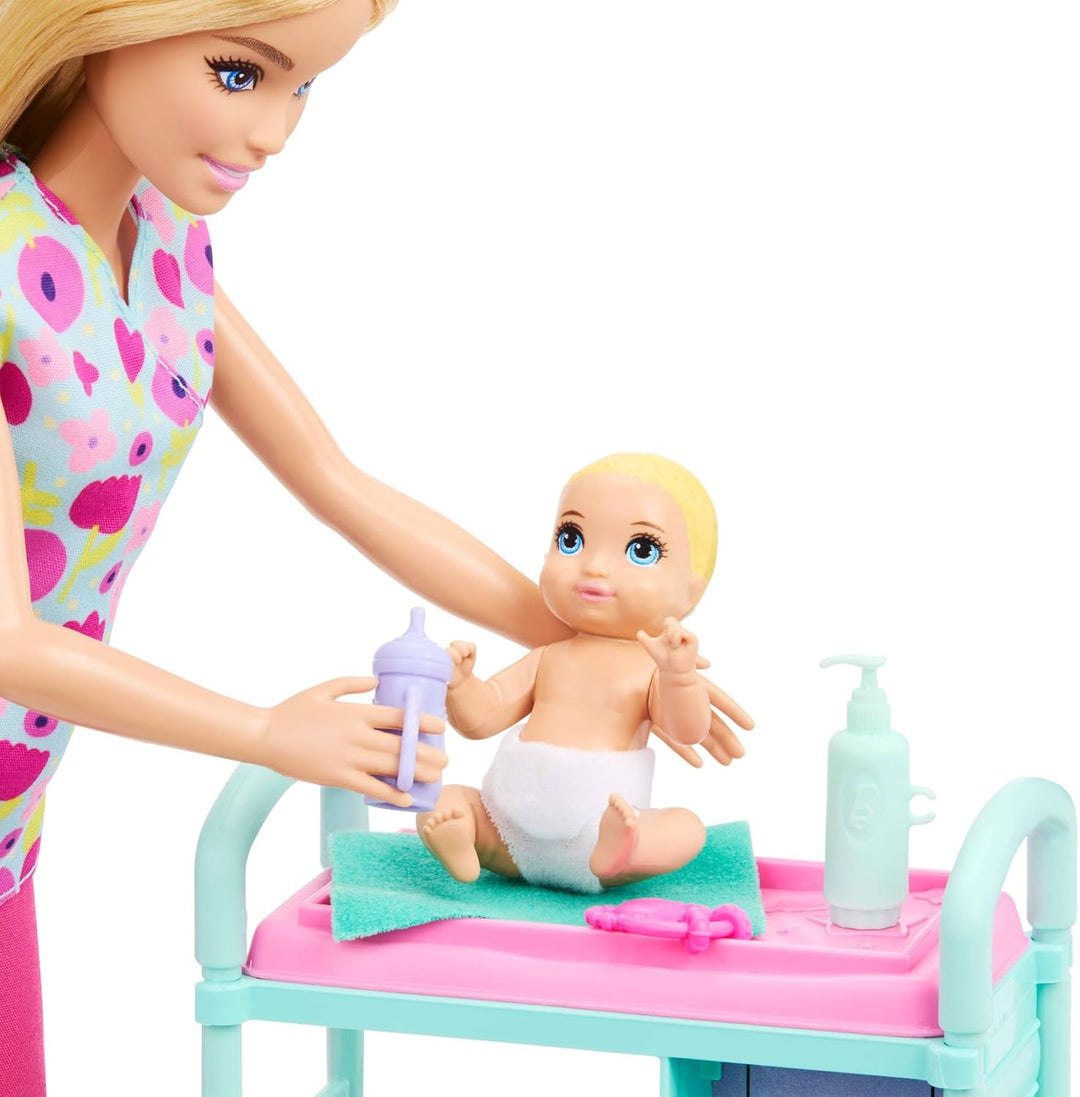 Barbie Karriere Kinderärztin-Spielset mit Blonder Puppe in OP-Bekleidung, 2 Baby-Puppen, Behandlungs
